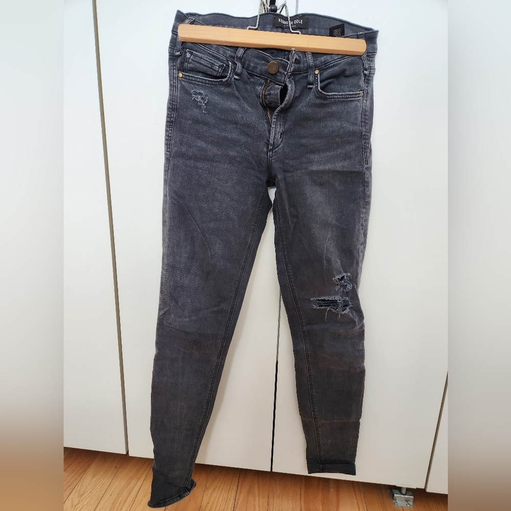 Distressed stretchy skinny jeans